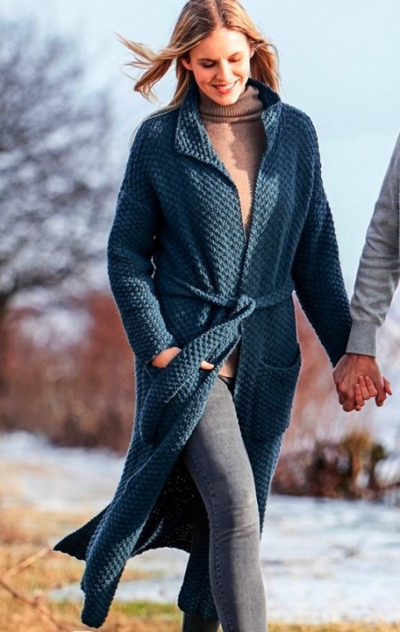 Вязаное пальто с поясом