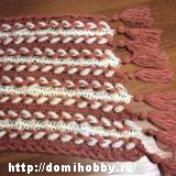 Двуцветный шарф связаный на вилке