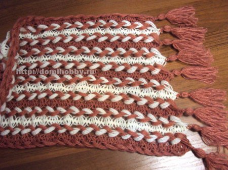 Двуцветный шарф связаный на вилке
