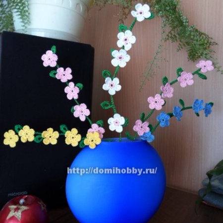Весенний букет из вязаных веточек с цветами