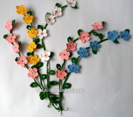 Весенний букет из вязаных веточек с цветами