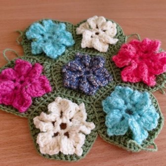 Вязание крючком коврика из мотивов с цветами